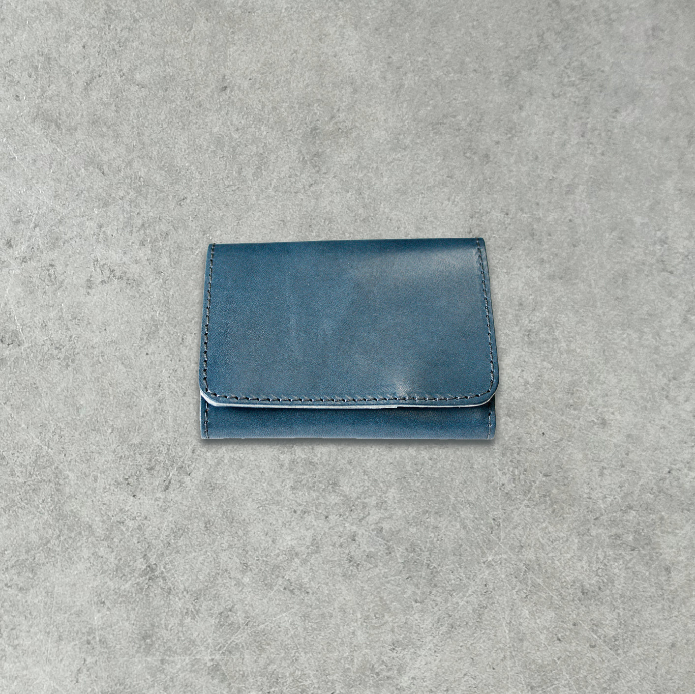 栃木レザー 背面カード入れ付きコンパクト二つ折り財布 牛革 本革  革小物 日本製 ベジタブル タンニン 鞣し サイズ10.5×8cm 財布 ビジネス 収納 プレゼント ファッション小物