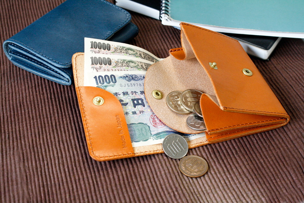 栃木レザー 背面カード入れ付きコンパクト二つ折り財布 牛革 本革  革小物 日本製 ベジタブル タンニン 鞣し サイズ10.5×8cm 財布 ビジネス 収納 プレゼント ファッション小物