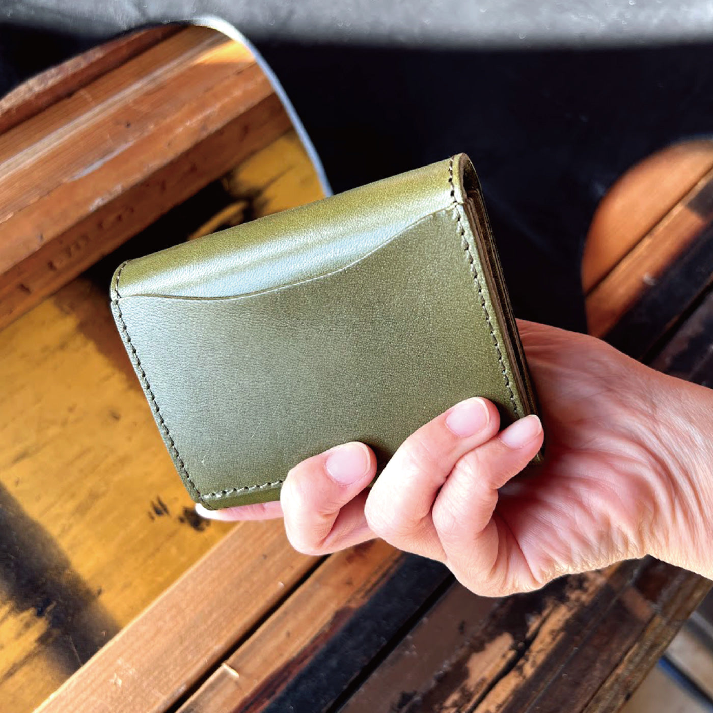 栃木レザー 背面カード入れ付きコンパクト二つ折り財布 牛革 本革  革小物 日本製 ベジタブル タンニン 鞣し サイズ10.5×8cm 財布 ビジネス 収納 プレゼント ファッション小物