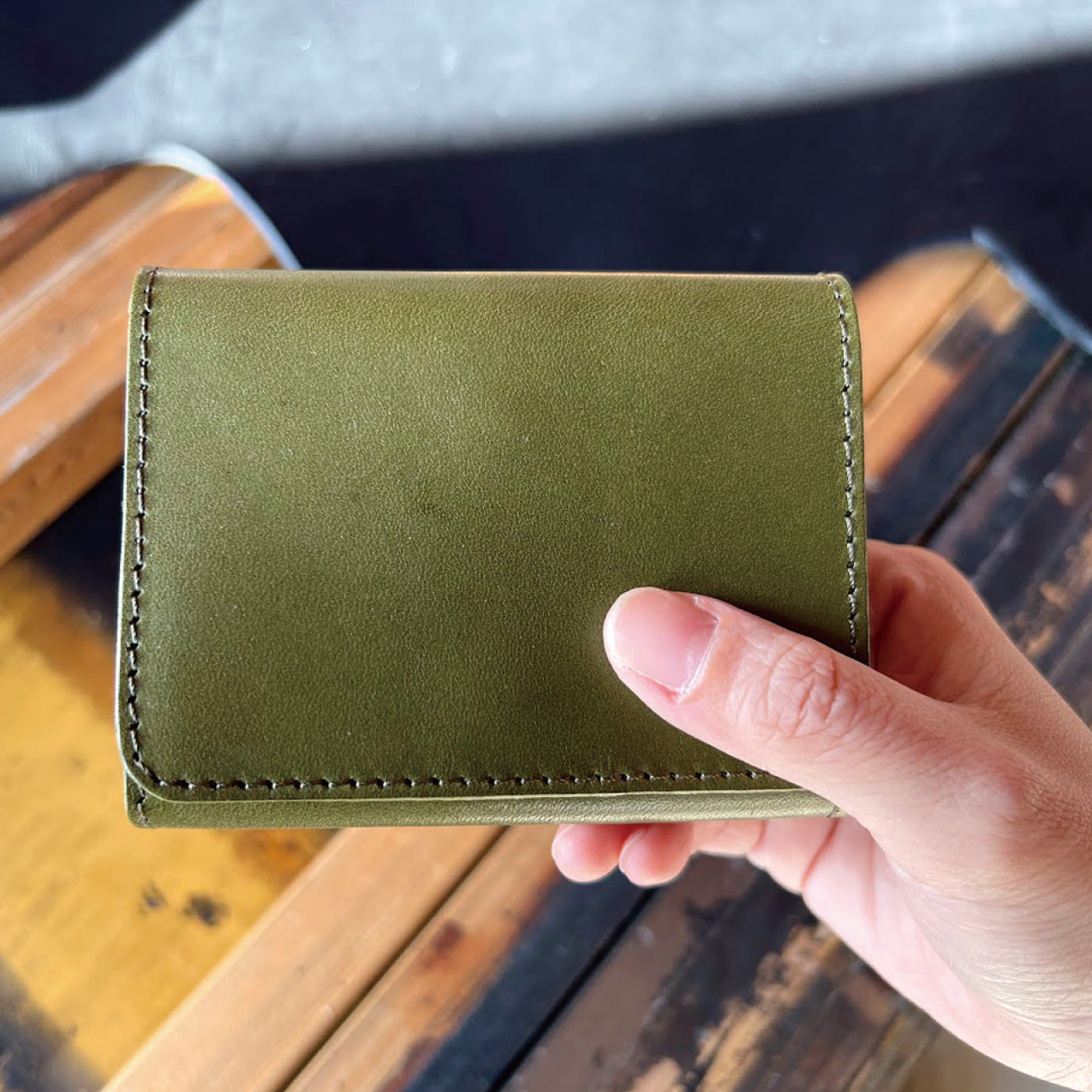 栃木レザー 背面カード入れ付きコンパクト二つ折り財布 牛革 本革  革小物 日本製 ベジタブル タンニン 鞣し サイズ10.5×8cm 財布 ビジネス 収納 プレゼント ファッション小物
